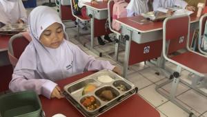 20250908_Siswa-SDN-020-Berau-menyantap-makanan-program-Makan-Bergizi-Gratis.jpg