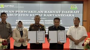 20250909_DPRD-Kukar-menandatangani-nota-kesepahaman-dengan-Kejari-soal-masalah-hukum.jpg