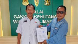 20250915_Wakil-Ketua-Umum-Arukki-M-Munari-menyerahkan-surat-kepada-Gakum-LHK.jpg
