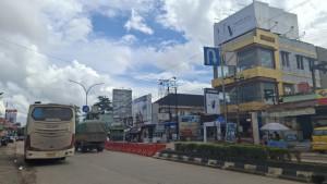 20250916_Jalan-Yos-Sudarso-jadi-jalur-dalam-kota-yang-dilewati-bus-karyawan-perusahaan-tambang.jpg
