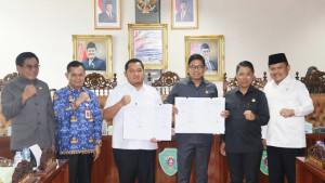 20250917_Bupati-Mudyat-Noor-dan-Ketua-DPRD-Raup-Muin.jpg