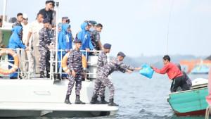 20250919_bantuan-sembako-dari-TNI-AL.jpg