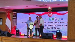 20250925-Sebanyak-23-warga-telah-menerima-sertifikat-tanah.jpg