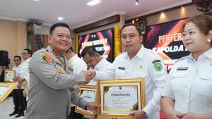 20250926_Bupati-Frederick-Edwin-menerima-penghargaaan-dari-Kapolda-Kaltim.jpg