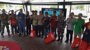 20250927_Kapolresta-Balikpapan-Kombes-Pol-Anton-Firmanto-serahkan-sembako-untuk-petani.jpg