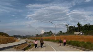 20250927_Warga-Mahakam-Ulu-melaksanakan-jogging-di-area-Bandara-Ujoh-Bilang.jpg