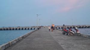 20250928_Causeway-Pelabuhan-Kenyamukan-Sangatta-digunakan-masyarakat-untuk-berekreasi.jpg
