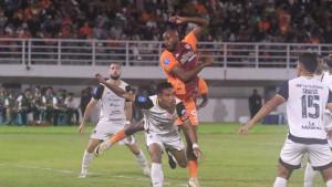 20250928_Striker-Borneo-FC-Joel-Vinicius-berduel-dengan-bek-Persija-Rizky-Ridho.jpg