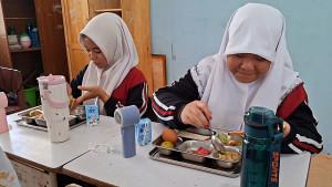 20250929-siswa-makan-gratis-2.jpg