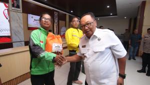20251001_Ojek-Online-terima-bantuan-sosial-yang-diberikan-alumni-Akpol-1990-di-Balikpapan.jpg