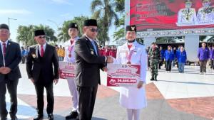 20251001_Penyerahan-apresisasi-kepada-2-paskibraka-nasional-yang-mewakili-Kalimantan-Timur.jpg