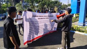 20251002_Aliansi-Pemuda-Penegak-Keadilan-Kaltimr-menggelar-aksi-tindak-rokok-ilegal-di-Bea-Cukai.jpg