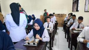 20251003_MBG-di-Sekolah-SMP-Negeri-4-Bontang.jpg