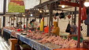 20251003_pedagang-ayam-ras_Pasar-Klandasan-Balikpapan_deflasi_ayam-ras-jadi-alarm-inflasi.jpg20251004_Balikpapan-deflasi_alarm-inflasi-dari-ayam-ras-dan-tiket-pesawat.jpg
