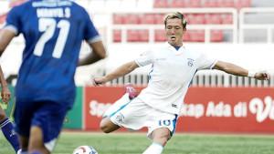 20251005_Takumu-Nishihara-striker-Persiba-Balikpapan-melakukan-tendangan-kearah-gawang-PSIS.jpg