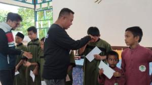 20251006_Muhammad-Idris-wartawan-Balikpapan-memberikan-bantuan-kepada-anak-Yatim-Piatu.jpg