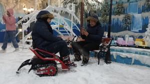 20251006_Pengunjung-tampak-menikmati-wahana-Snow-World-di-Samarinda-Theme-Park.jpg