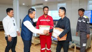 20251007_Penyerahan-bantuan-pakaian-kepada-pekerja-konstruksi-yang-terdampak-kebakaran-HPK.jpg