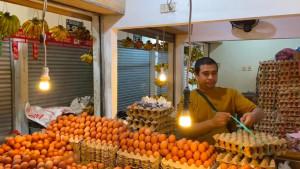 20251008_-Muhammad-Hasan-Pedagang-telur-ayam-di-Pasar-Klandasan-menyebut-harga-telur-naik.jpg