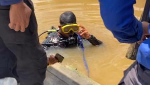 20251009_Damkar-Evakuasi-Ponsel-Pemancing.jpg