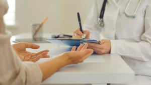 20251009_Pasien-Konsultasi-dengan-Dokter.jpg