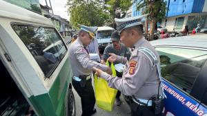 20251010_Suasana-Jumat-berkah-di-kawasan-pos-BP-oleh-Satlantas-Polresta-Balikpapan.jpg
