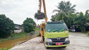 202510121_menggangkut-sidemantasi-di-parit.jpg