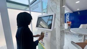 20251012_Warga-mencoba-mesin-Kios-Etam-milik-Bapenda-Samarinda.jpg