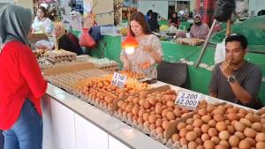 20251013_Harga-telur-di-Pasar-Merdeka-Samarinda-mengalami-lonjakan-tipis.jpg