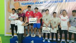20251013_Ketua-Harian-PBSI-kota-Balikpapan-Sugianto-menyerahkan-hadiah-Walikota-Cup-2025.jpg