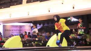 20251013_Para-atlet-bowling-putri-saling-bersaing-memperebutkan-gelar-Master-Putri-dalam-BK-Porprov.jpg