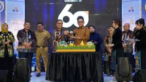 20251014_Direktur-Utama-Bankaltimtara-Muhammad-Yamin-menyerahkan-potongan-tumpeng.jpg