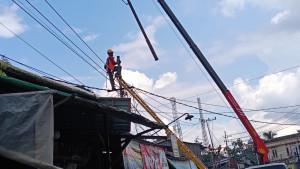 20251015_-Petugas-Yantek-PLN-wilayah-Samarinda-Ilir-melakukan-perawatan-jaringan-listrik.jpg