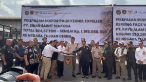 20251022_Kepala-Badan-Karantina-Indonesia-Sahat-M-Panggabean-lepas-ekspor-unggulan.jpg