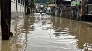20251022_Kondisi-banjir-di-Jalan-Wijaya-Kusuma-RT-19-Air-Putih-Samarinda-Ulu-Samarinda.jpg20251022_Banjir-Genangi-Samarinda-Akibat-Hujan-Deras.jpg20251022_Staf-Perpusda-Kaltim-membersihkan-sisa-genangan-banjir-di-dalam-gedung.jpg2025093-RS-Balikpapan-Timur.jpg