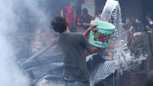 20251025_Warga-mencoba-memadamkan-api-menggunakan-air-seadanya.jpg20251025_Kebakaran-kembali-melanda-kawasan-padat-penduduk-di-Baru-Ilir-Balikpapan-Barat.jpg20251025_Peristiwa-kebakaran-di-Baru-Ilir-terjadi-di-dua-titik-permukiman.jpg20251025_Petugas-mencoba-memadamkan-api-di-kebakaran-Baru-Ilir.jpg20251025_Kebakaran-di-Baru-Ilir-BPBD-Balikpapan.jpg20251025_Kebakaran-di-Ilir-Selamatkan-Kucing-BPBD-Balikpapan.jpg20251025_Kebaran-di-Baru-Ilir-Rumah-Hangus-Terbakar.jpg