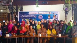 20251027_Sekretaris-Dispoparekraf-Bontang-Rita-Atin-pelatihan-tas-rajut.jpg