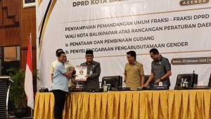 20251027_Wakil-Walikota-Balikpapan-menerima-dokumen-pandangan-Fraksi-Partai-Gerindra.jpg