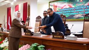 20251028_Perwakilan-Fraksi-PKB-DPRD-Paser-Elly-Ermayanti-menyerahkan-pandangan-umum-fraksi.jpg