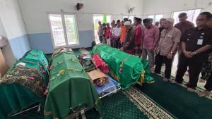 20251118_Jenazah-dishalatkan.jpg20251118_Pemakaman-5.jpg20251118_Pemakaman-2.jpg20251118_PROSESI-PEMAKAMAN-Korban-tenggelam.jpg20251118-dimakamkan.jpg20251811_Pemakaman-4.jpg