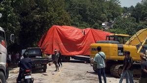 20251409_Truk-Trailer-Jalan-Poros-Bontang.jpg