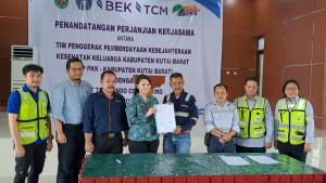 20251709_Ketua-TP-PKK-Kubar-Maria-Christina-Mozes-Edwin.jpg