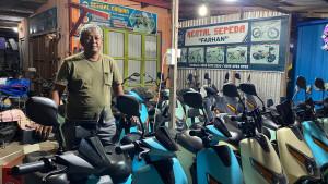 20252209_Suwarno-54-berdiri-di-kios-Rental-Sepeda-Farhan-di-Pulau-Derawan.jpg