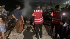 20252809_Brimob-Polda-Kaltim-Padamkan-Api-Kebakaran-Gudang.jpg