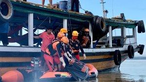 26062023-Tim-Basarnas-mengevakuask-Sumardi-23-Anak-Buah-Kapal-Arfa-01.jpg