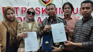 30052023-Korban-2-sebelah-kiri-didampingi-pengacaranya-melaporkan-seorang-selebgram-di-Samarinda.jpg