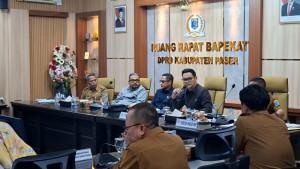 4082025-Ketua-DPRD-Paser-Hendra-Wahyudi-saat-melakukan-rapat-evaluasi-capaian-kinerja.jpg