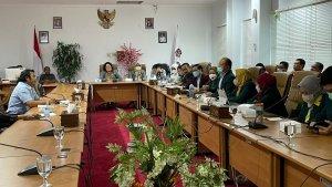 5-perwakilan-organisasi-kesehatan-yang-menyerahkan-surat-penolakan-RUU-Kesehatan.jpg