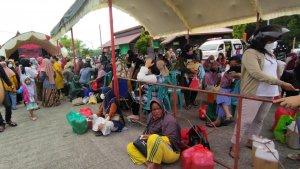 Antrean-warga-berbelanja-sembako-subsidi-di-pasar-murah.jpg