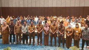 Asisten-II-Setprov-Kaltim-Ujang-Rachmad-lima-kiri-bersama-Kepala-Distan-Kubar-Petrus.jpg
